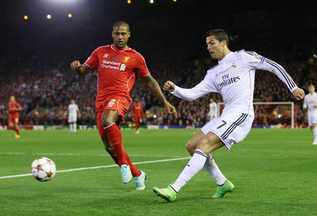 Ronaldo (phải) trong trận Real Maldrid thắng Liverpool 3-0 tại Bernabeu ở vòng bảng Champions League.